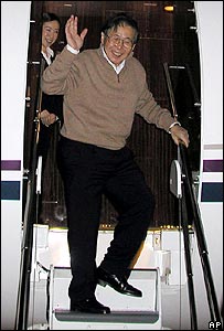 Alberto Fujimori descendo do avião em Santiago