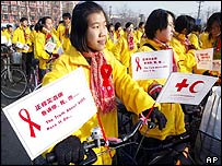 Chineses fazem passeata por causa da Aids