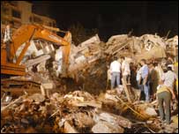 गिरी हुई इमारत का मलबा