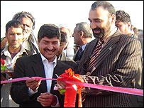 عطا محمد نور والی بلخ در حال افتتاح پروژه احداث کانالهای آبياری