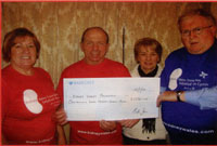 Dylan Williams yn cyflwyno siec