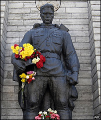 Естонська влада хоче перенести пам'ятник та могилу на військовий цвинтар