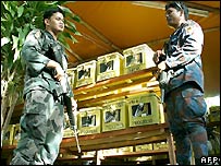 Lính Philippines gác phòng phiếu