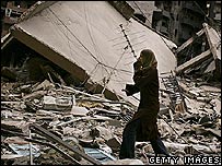 Mulher caminha pelos escombros em Beirute