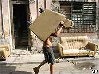 Morador retira móveis de sua casa em Havana