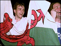 Galler'de referandum sonucu için düzenlenen kutlamalar