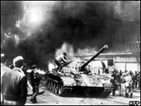 ساکنان پراگ از تانک روسی بالا می روند - 1968