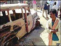 اسٹینس اور ان کے بچوں کو اس کار میں سوتے وقت جلادیا گیا