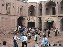 دانش آموزان مکتب هریوا در داخل یک کاروانسرا