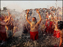 स्नान करते साधु