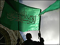 Hamas bayrakları taşıyan Filistinli