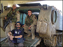 Quil Lawrence trên thiết vận xa