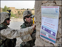Soldados dos EUA colocam cartaz pro-Constituição no Iraque