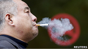 上海一名男士在禁烟标志前吸烟（27/4/2011）