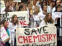 萨塞克斯大学学生抗议关化学系