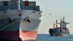 日本东京港的货轮