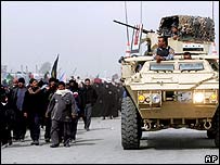 Xe bọc thép bên cạnh đoàn hành hương