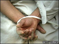 یک بازداشتی مظنون (عکس از آرشیو)