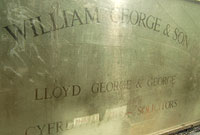 Ffenestr swyddfa William George ym Mhorthmadog