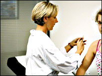 टीका लगवाती एक लड़की