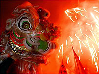 Đốt pháo đón mừng Tết âm lịch