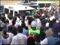 Protesters confronts the minsiters convoy