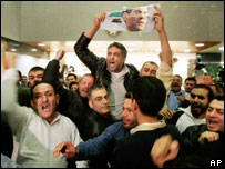 Partidários de Gemayel reagem com revolta à notícia da sua morte no hospital para onde o corpo foi levado em Beirute