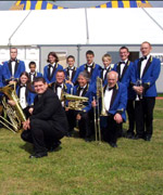    Eraill o Fand Porthaethwy gyda'u harweinydd Gavin Singer - cyntaf yn y bandiau dosbarth 4