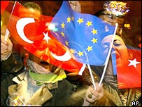 AB ve Türkiye bayrağı sallayan halk