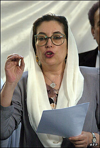 بی نظیر بوتو در کنفرانس مطبوعاتی بعد از انفجار