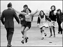 Trung Tá Colonel Robert L Stirm được gia đình đón tại căn cứ quân sự ở California sau khi các tù nhân được trả tự do tiếp sau Hiệp định Paris Ảnh của AP. 