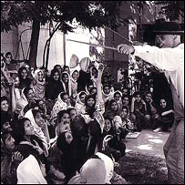 O grupo 'Serious Road Trip' no Afeganistão, em 2002