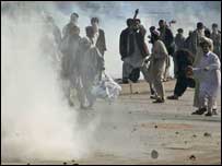 پشاور میں ہنگامے کے دوران شیلنگ