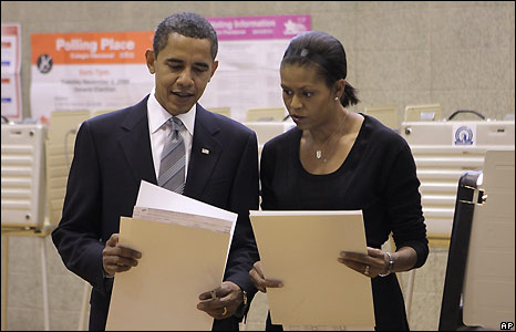 Vợ chồng ông Obama bỏ phiếu ở Chicago