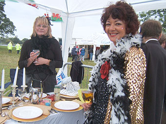 Catrin Lloyd Cowell a Shirley Charlton (dde) gyda'u bwrdd gwledda.