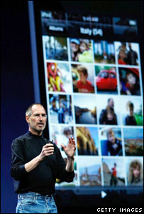 आईपॉड दिखाते हुए स्टीव जॉब्स