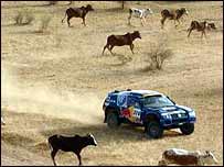 Carro no deserto durante o rali Dakar de 2005