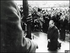 勃兰特跪在纪念碑前