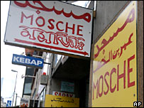 Frankfurt'taki bir caminin tabelası