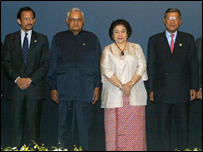 आसियान नेताओं के साथ वाजपेयी