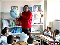O presidente da Venezuela, Hugo Chávez, em visita a uma escola na cidade de Anzoategui