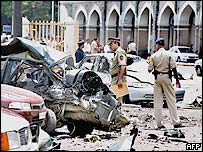 Policiais em um dos locais atacados