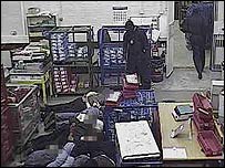 劫匪进入仓库抢钱