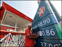 جایگاه عرضه بنزین در پاکستان AFP