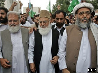 اعضای حزب جماعت اسلامی پس از تسلیم عریضه به دادگاه عالی