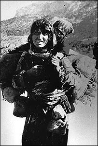 Ermeni bir anne ve çocuğu (Alman asker Armin Wegner'in 1915-1916 yıllarında çektiği bir fotoğraf)