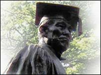 Tượng Bá Tước Okuma Shigenobu, một trong những chính khách Nhật  giúp Phong trào Đông Du 