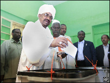 الرئيس البشير يدلي بصوته