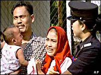 Bắt người lao động nhập cư bất hợp pháp