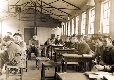 Y tu fewn i un o’r cytiau oedd yn weithdy